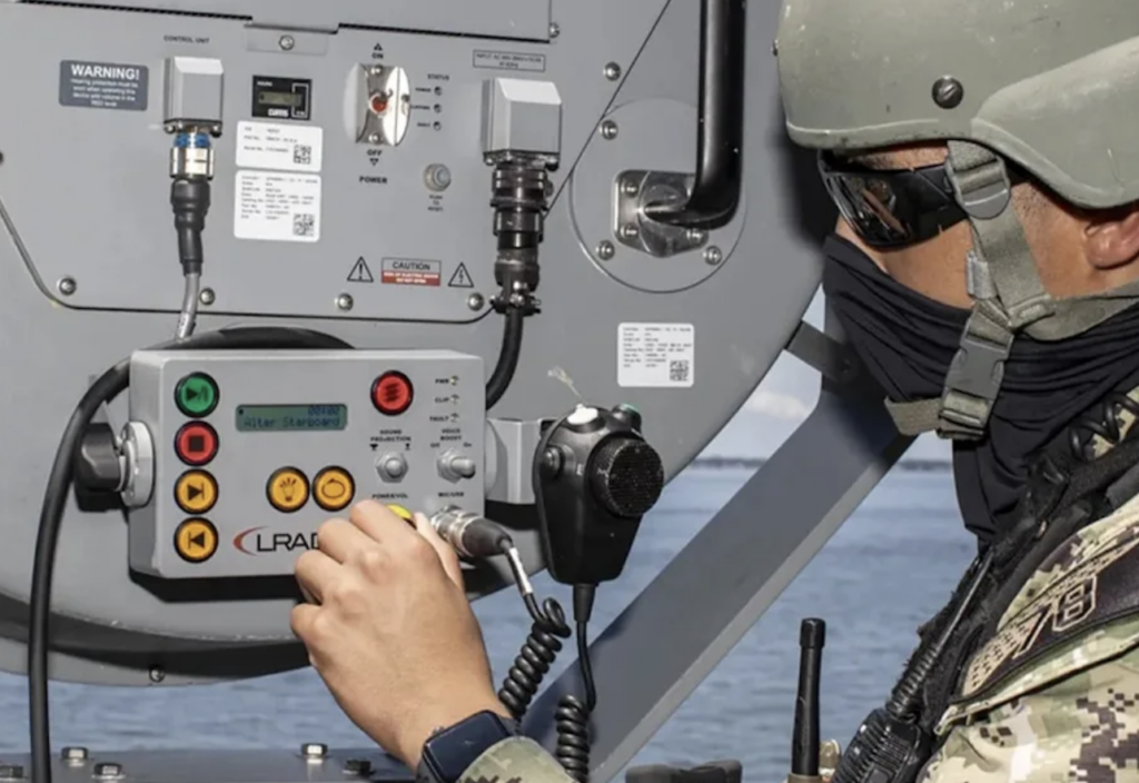 „Neviděli jsme je, jen jsme cítili, jak nám hoří hlavy.“ Zprávy o operaci ve Venezuele otevírají debatu o zbraních DEW.